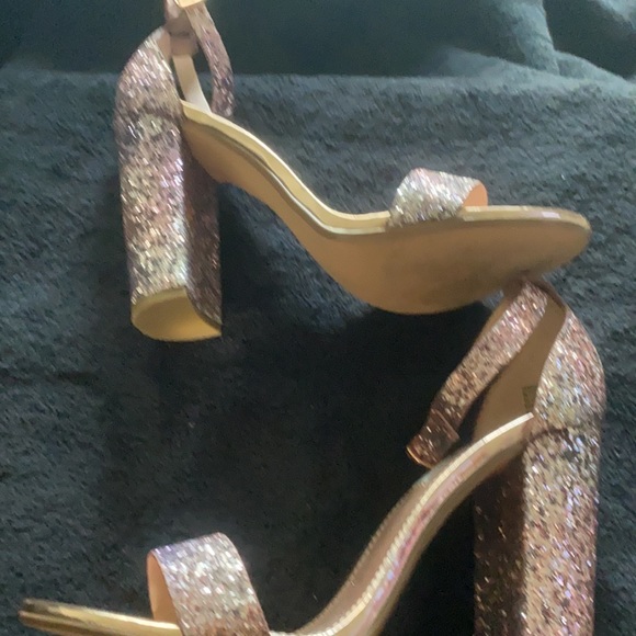 SPARKLY SEQUIN STEVE MADDEN SANDALS!! - Picture 5 of 8